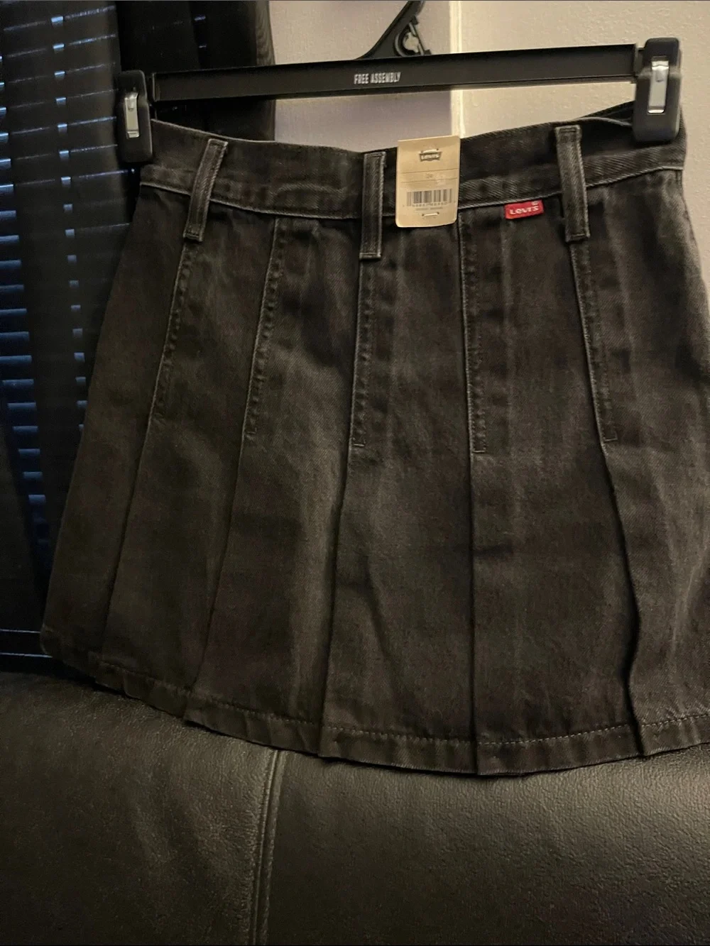 Levi’s Women's Open Mind Ash Black Denim Pleated Mini Skirt Sz 24 NWT